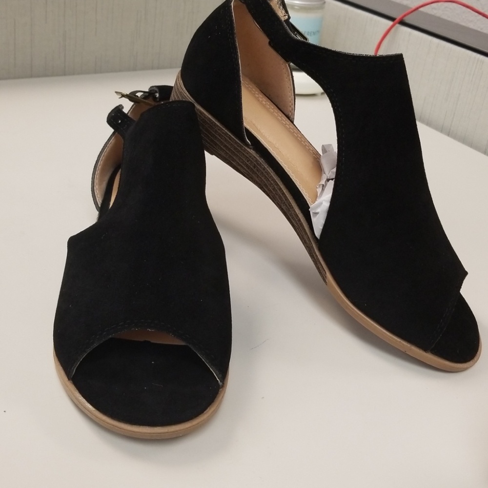 Black small wedge shoe never worn